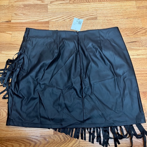 Forever 21 Plus Faux Leather Skirt • Black High-Waist • Curve Flattering - Picture 2 of 3
